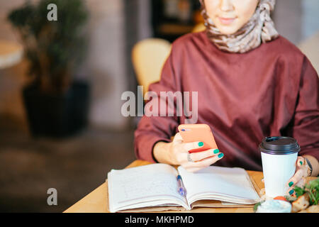 Moslemischen hijab Frauen Holding smartphonephone. Denken gute Erinnerungen. Stockfoto