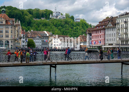 Menschen, die die Rathaussteg Fußgängerbrücke in Luzerne, Schweiz, Europa überqueren Stockfoto