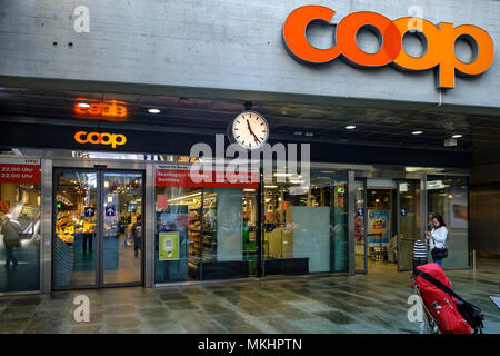 Coop Supermarkt am Bahnhof Luzern, Luzern, Schweiz, Europa Stockfoto