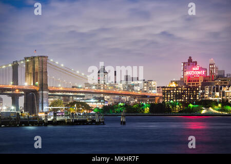 NEW YORK - USA - 29. Oktober 2017. Blick auf die Skyline von Manhattan beleuchtete in der Dämmerung über den Hudson River. New York City, USA. Stockfoto