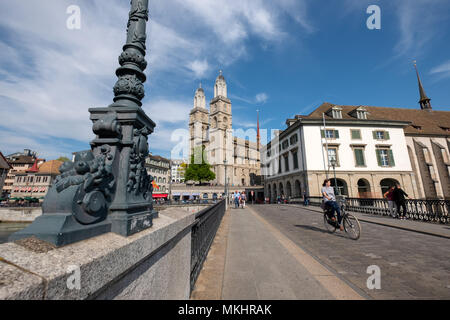 Blick auf das Grossmünster Cathedral aus der Münsterbrücke Brücke über den Fluss Limmat, Zürich, Schweiz, Europa Stockfoto