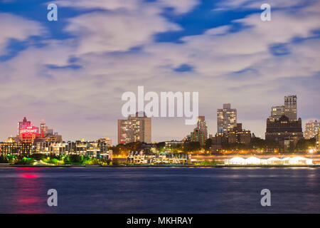 NEW YORK - USA - 29. Oktober 2017. Blick auf die Skyline von Manhattan beleuchtete in der Dämmerung über den Hudson River. New York City, USA. Stockfoto