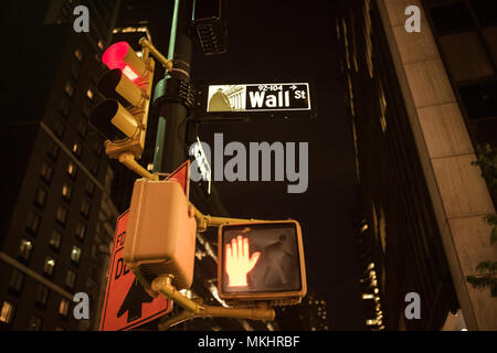 NEY YORK-USA - 28. Oktober 2017. Wall Street Schild beleuchtet auf eine Ampel Pole bei Nacht Stockfoto