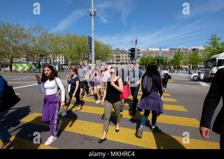 Überqueren einer verkehrsreichen Straße auf einem Zebrastreifen in Zürich, Schweiz, Europa Stockfoto