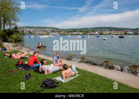 Die Menschen genießen Sie einen sonnigen Tag am Strandbad Mythenquai, am Ufer des Lake Zurich, Zürich, Schweiz, Europa Stockfoto