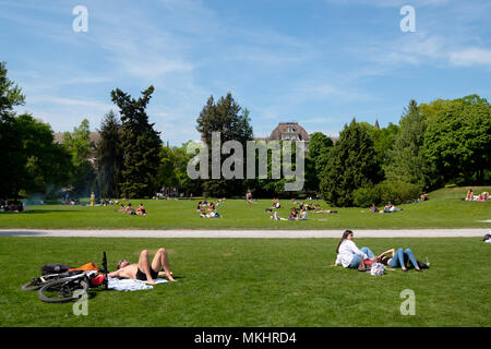 Die Menschen genießen einen sonnigen Tag im Strandbad Mythenquai, Zürich, Schweiz, Europa Stockfoto