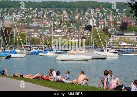 Die Menschen genießen Sie einen sonnigen Tag am Strandbad Mythenquai, am Ufer des Lake Zurich, Zürich, Schweiz, Europa Stockfoto