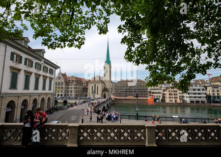 Weitwinkel Ansicht der Münsterbrücke Brücke über den Fluss Limmat und das Fraumünster Kirche in Zürich, Schweiz, Europa Stockfoto