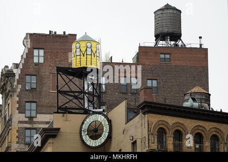 NEW YORK - USA - 29. NOVEMBER 2017. Nahaufnahme der New York Wolkenkratzer mit Wassertanks auf dem Dach von einigen Gebäuden. Herbst in Manhattan, USA Stockfoto