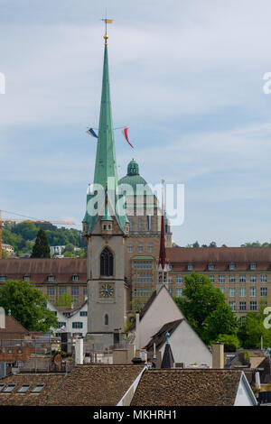 Glockenturm der evangelischen Kirche Predigerkirche in Zürich, Schweiz, Europa Stockfoto