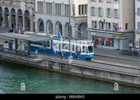 Hohe Betrachtungswinkel und einer Straßenbahn auf den Straßen von Zürich am Fluss Limmat, Schweiz, Europa Stockfoto