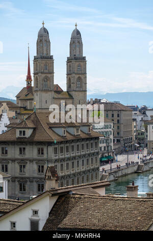 Rathaus und Grossmünster Cathedral, Zürich, Schweiz, Europa Stockfoto