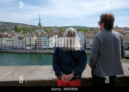 Zwei Menschen mit Blick auf die Skyline von Zürich aus dem Lindenhof Hill, Schweiz, Europa Stockfoto