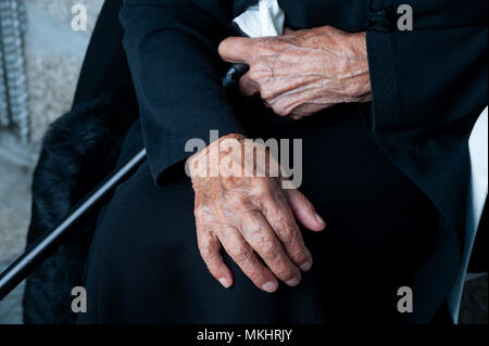 Nahaufnahme von faltigen Hände einer alten Frau Stockfoto