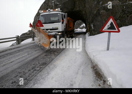 Schneepflug auf einem schneebedeckten Berg Straße Stockfoto