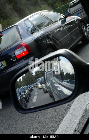 Stau im Rückspiegel eines Autos wider Stockfoto