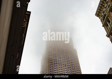 NEW YORK - 29. OKTOBER 2017: Blick von unten nach oben über den Downtown Wolkenkratzer in einer nebligen Tag am 29. Oktober 2017 in Manhattan, New York City Stockfoto