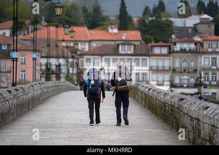 Ansicht der Rückseite zwei Pilger nach Santiago de Compostela der portugiesische Weg, Ponte de Lima, Portugal Stockfoto