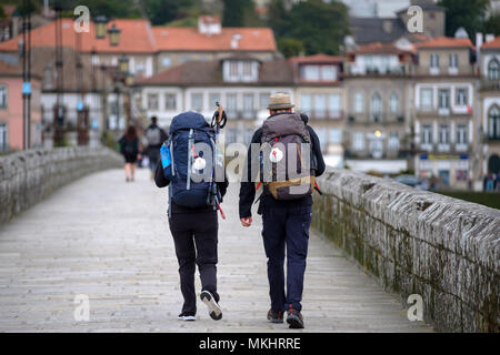 Ansicht der Rückseite zwei Pilger nach Santiago de Compostela der portugiesische Weg, Ponte de Lima, Portugal Stockfoto