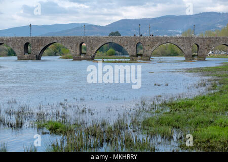 Mittelalterliche und römische Bogenbrücke über den Fluss Lima Ponte de Lima, Portugal, Europa Stockfoto