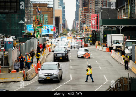 NEW YORK - USA - 30. Oktober 2017. Ein Arbeitnehmer mit einem Schild, die langsam in seinen Händen versucht, den Verkehr in Manhattan, New York City, USA. Stockfoto