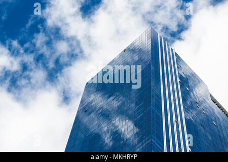 NEY YORK-USA - 01. NOVEMBER 2017. Detaillierte Nahaufnahmen von einem Wolkenkratzer Fassade mit den Überlegungen der Himmel und Wolken an den Fenstern. Manhattan, New Y Stockfoto