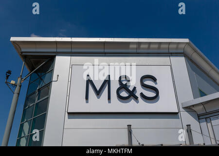 Sonntag, 06. Mai 2018 Store-Logo an der Seite des Gebäudes an Marks und Spencer Store auf der Gemini Retail Park in Warrington, Cheshire Stockfoto