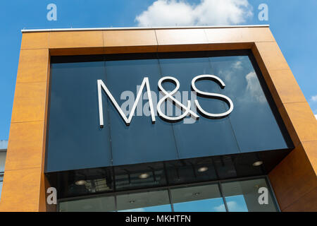 Sonntag, 06. Mai 2018 Store-Logo über dem Eingang an Marks und Spencer Store auf der Gemini Retail Park in Warrington, Cheshire Stockfoto