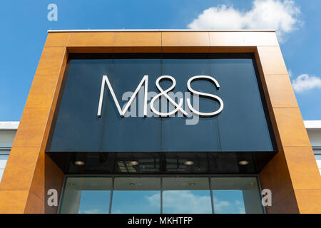 Sonntag, 06. Mai 2018 Store-Logo über dem Eingang an Marks und Spencer Store auf der Gemini Retail Park in Warrington, Cheshire Stockfoto