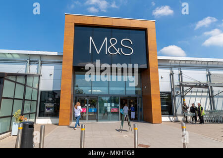 Sonntag, 06. Mai 2018 Eingang bei Marks und Spencer Store auf der Gemini Retail Park in Warrington, Cheshire, mit Käufern außerhalb Stockfoto