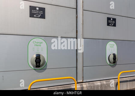 Sonntag, 06. Mai 2018 - Marks und Spencer Store auf der Gemini Retail Park in Warrington, Cheshire, hat Parkplätze für Elektrofahrzeuge zugeordnet Stockfoto