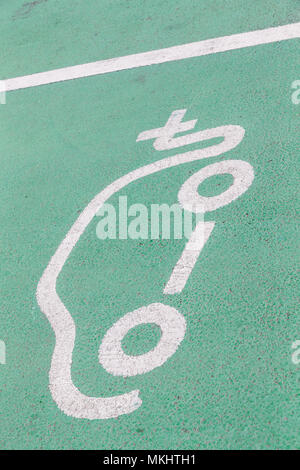 Sonntag, 06. Mai 2018 - Marks und Spencer Store auf der Gemini Retail Park in Warrington, Cheshire, hat Parkplätze für Elektrofahrzeuge zugeordnet Stockfoto