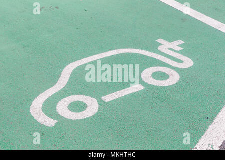 Sonntag, 06. Mai 2018 - Marks und Spencer Store auf der Gemini Retail Park in Warrington, Cheshire, hat Parkplätze für Elektrofahrzeuge zugeordnet Stockfoto