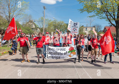 MINNEAPOLIS - 6. Mai 2018: Die demokratische Sozialisten Americs in Minneapolis jährliche May Day Parade teilnehmen. Stockfoto