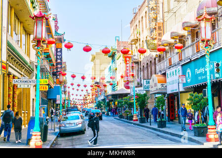 SAN FRANCISCO - Apr 2, 2018: Rote Laternen hängen entlang beschäftigte der Grant Avenue im Herzen von San Franciscos Chinatown. Es wimmelt von Chinesischen Restaurants und s Stockfoto
