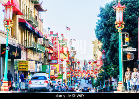 SAN FRANCISCO - Apr 2, 2018: Rote Laternen hängen entlang beschäftigte der Grant Avenue im Herzen von San Franciscos Chinatown. Es wimmelt von Chinesischen Restaurants und s Stockfoto