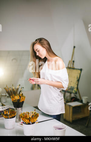 Malerei Lehrer in ihrem Studio vorbereiten, eine Kunst der Klasse Stockfoto