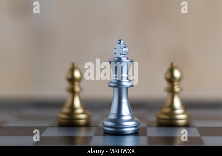 Die Silver King Schachspiel an Bord befindet und Unschärfe zwei Bischöfe. Wählen Sie Fokus geringen Tiefenschärfe und verschwommenen Hintergrund. Konzept arbeiten Stockfoto