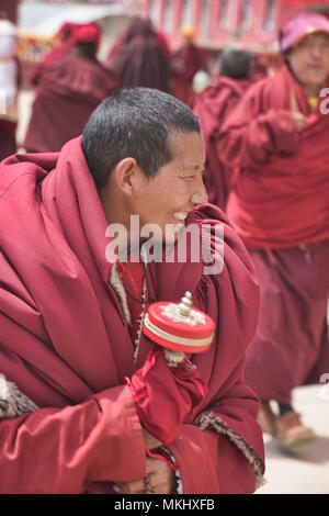 Der tibetische Mönch mit Gebetsmühle, Yarchen Gar, Sichuan, China Stockfoto