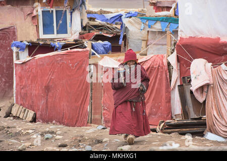 Tibetische Nonne und Slum auf das Kloster Insel Yarchen Gar, Sichuan, China Stockfoto