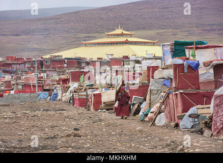 Tibetische Nonne und Slum auf das Kloster Insel Yarchen Gar, Sichuan, China Stockfoto