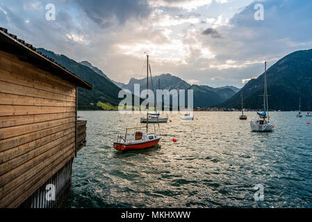 Achensee, Österreich - August 8, 2017: malerischen Blick auf Achensee in Österreich bei Sonnenuntergang mit Ferienhaus aus Holz im Vordergrund. Stockfoto