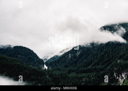 Malerische Aussicht der Berge in den österreichischen Alpen gegen bewölkter Himmel Stockfoto