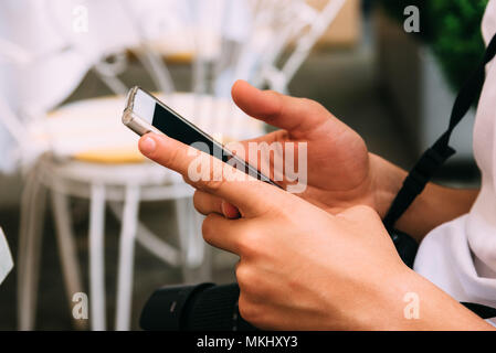 Nahaufnahme von jungen Erwachsenen Textnachrichten auf Smart Phone. Stockfoto