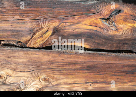 Altes holz Struktur, Holz Muster, Plank, Board. 200 Jahre alte hölzerne Wand. Scharfe, gut sichtbares Wachstum Ringe, parallele Linien und Kurven. Stockfoto