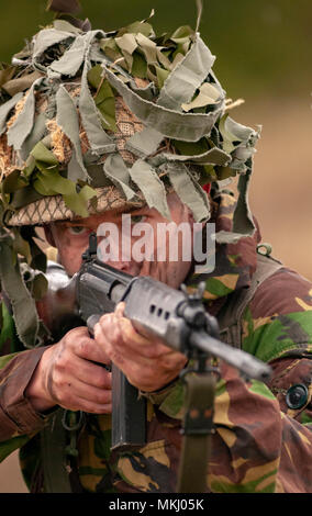 1970 - 1980 Soldat der britischen Armee in Tarnanzug und Stahlhelm mit einer SLR (Self-Loading Gewehr) L1A1-Kaliber von 7,62 mm (nach Modell gestellt) Stockfoto