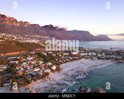 Luftaufnahme über Clifton Beach, Kapstadt, Südafrika Stockfoto