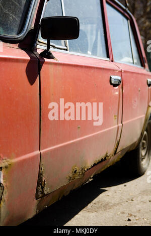 Geparkt alten verrosteten roten Sowjetischen Auto. Fragment. Stockfoto