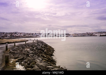 Hafnarfjörður Harbourside in Island, auf einem verkauft Tag mit einem schönen violetten Himmel Stockfoto