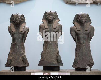 London. England. British Museum. Drei Statuen der ägyptischen Pharao Senwosret III (oder Senusret/Sesostris), trägt ein nemes Kopf tuch, Ca. 1874-1855 Stockfoto